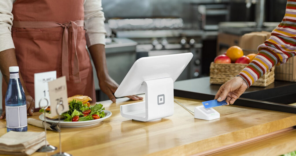 S1E QSR PaymentMoments CardTap 56637 A24324x39C Medium min